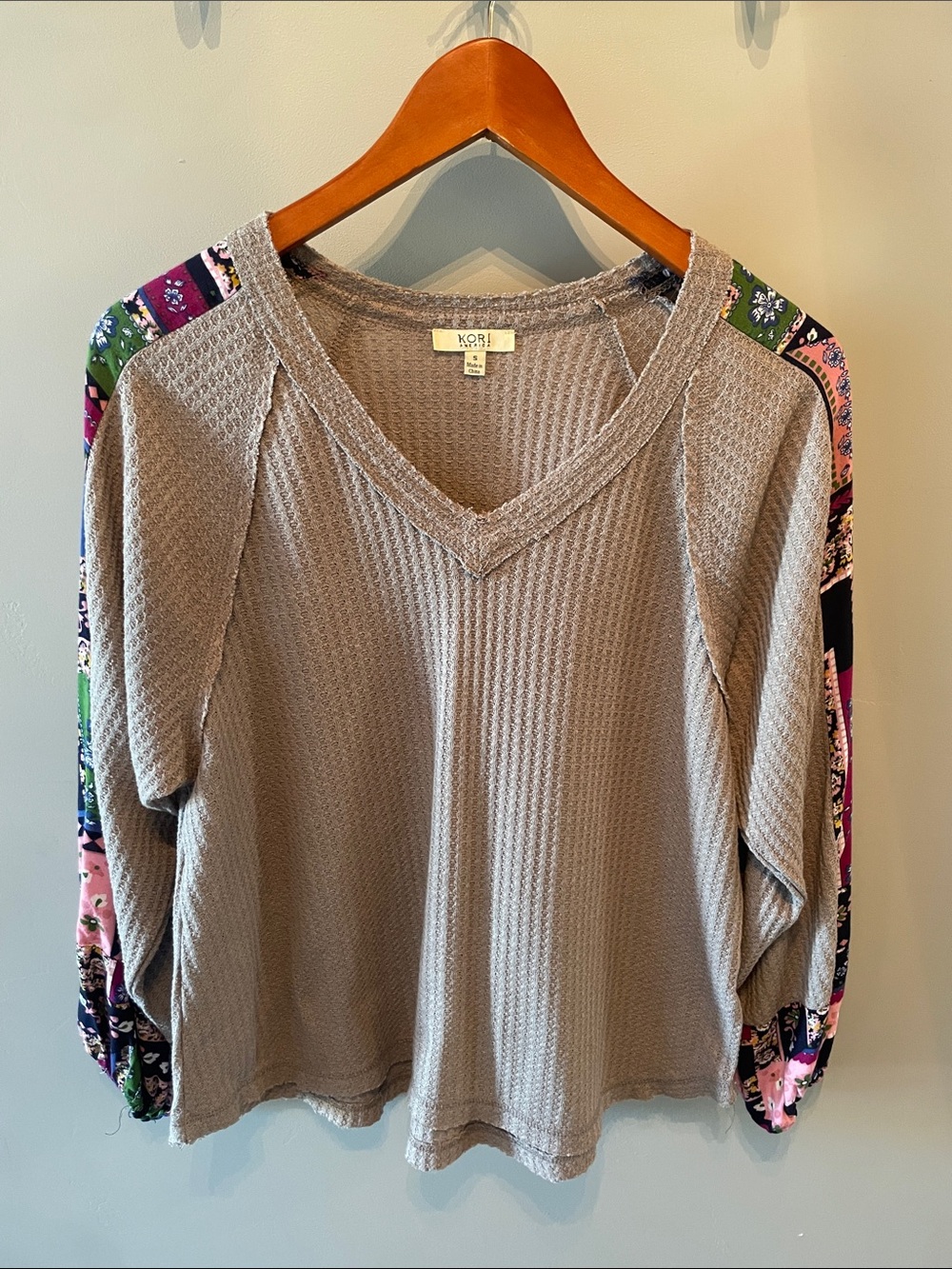 Kori Taupe Waffle V-Neck Top with Multicolor Printed Sleeves Size‎ Small